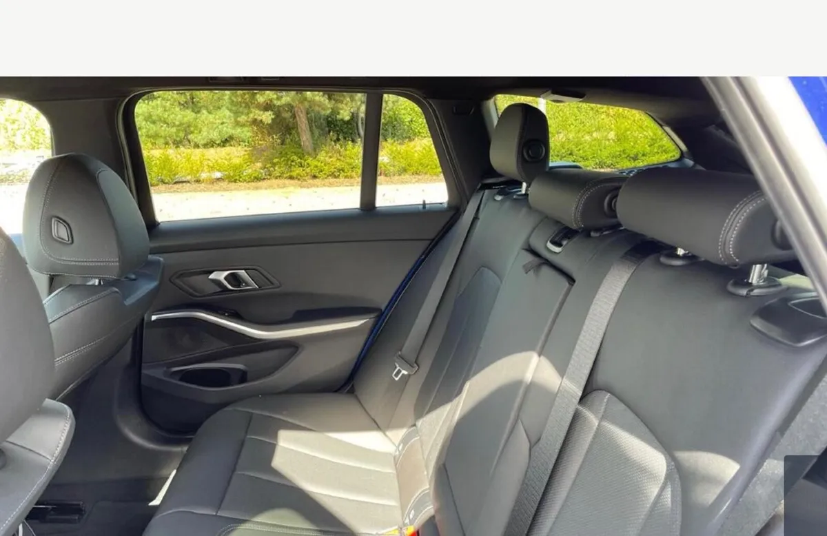 BMW 3-Series 2025 - Image 4