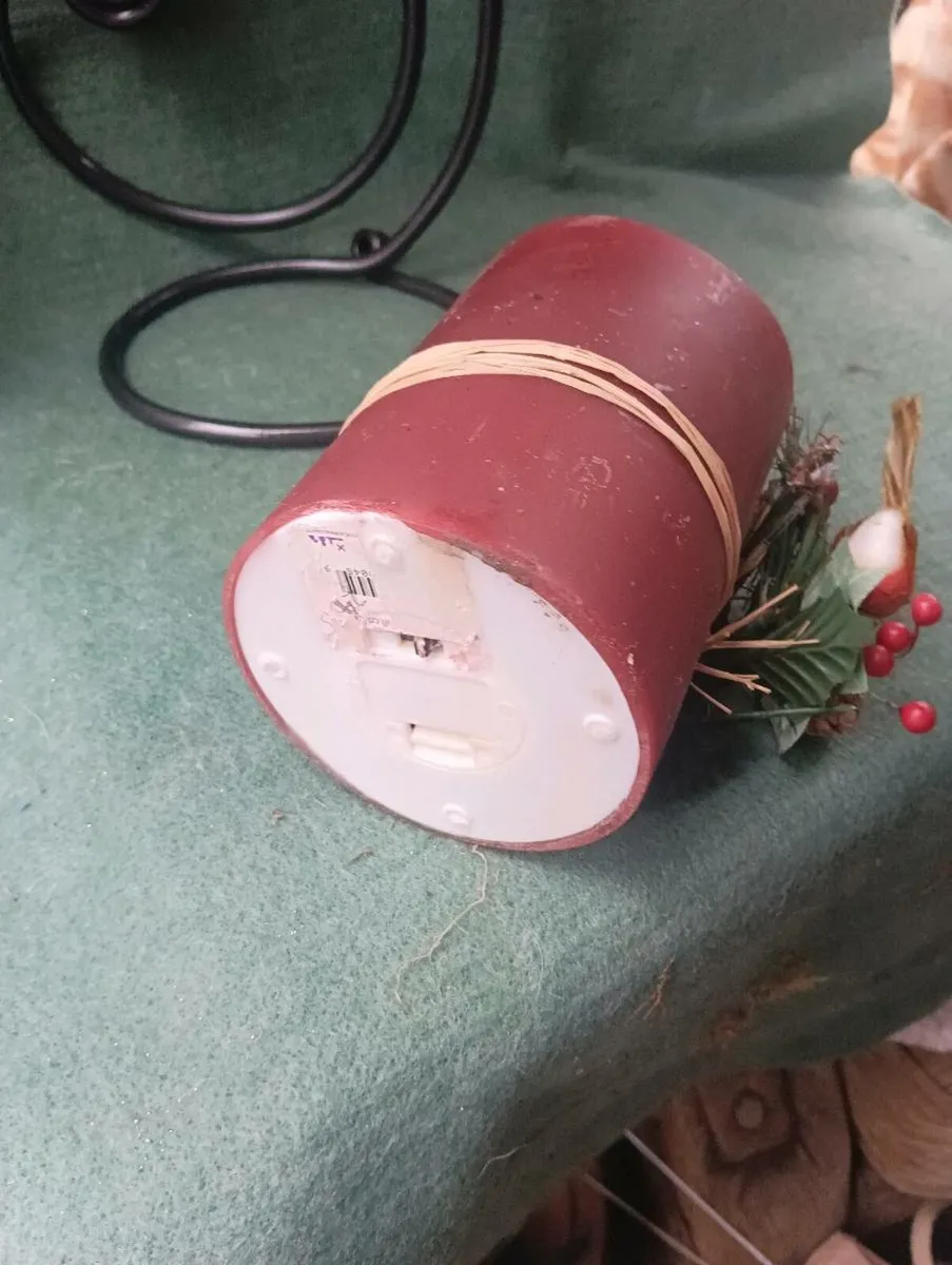 Beautiful candle lights up ,like new - Image 3