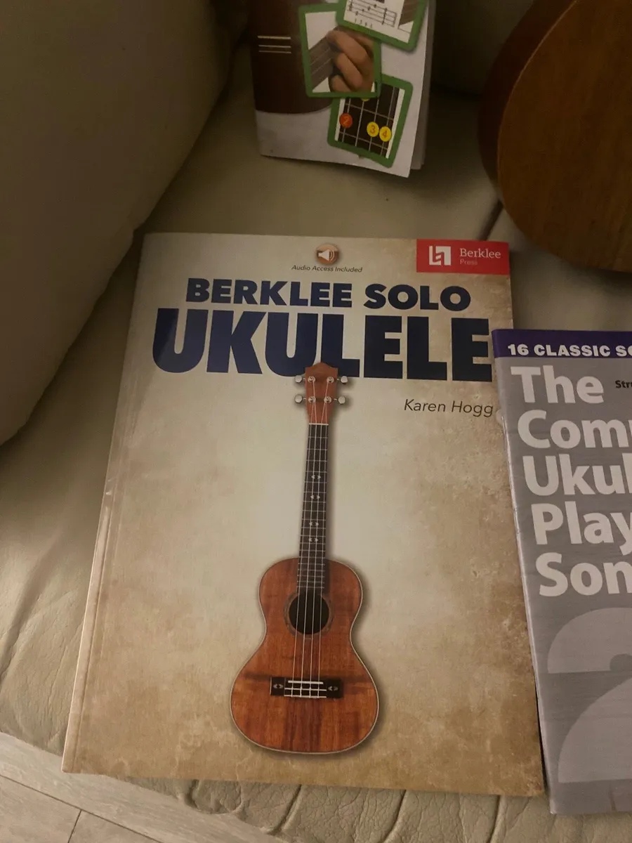 Ukelele, bag and books - Image 4