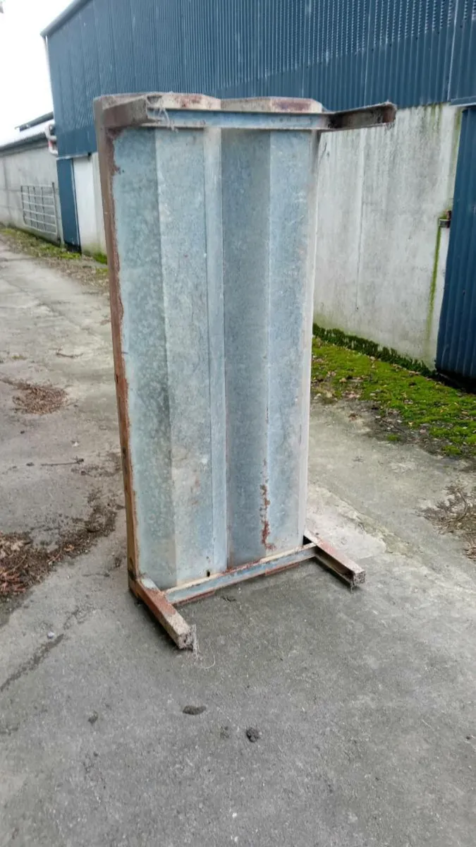 Round feeder trough rossmore grab - Image 3
