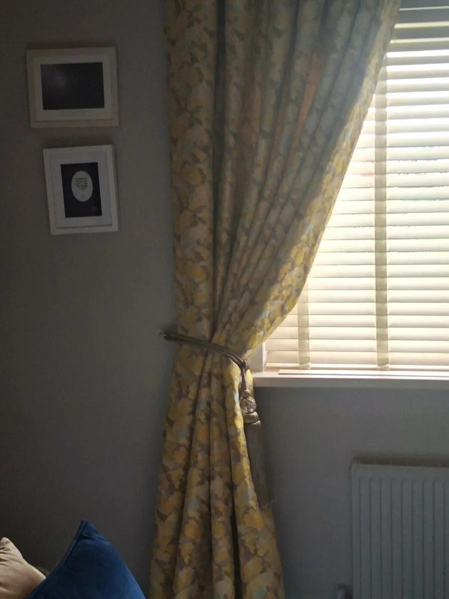 Curtains - Image 2