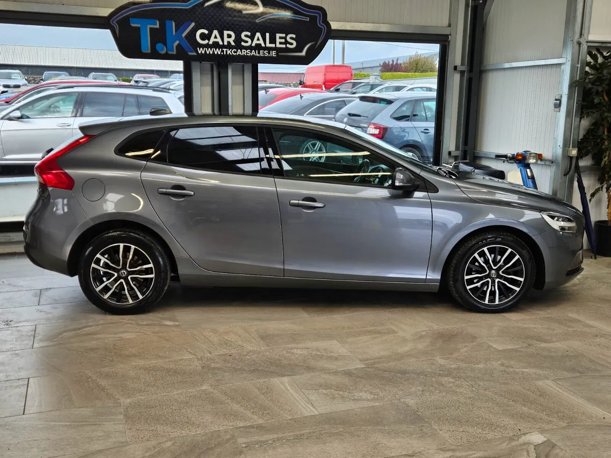 18 VOLVO V40 MOMENTUM D2 - Image 2