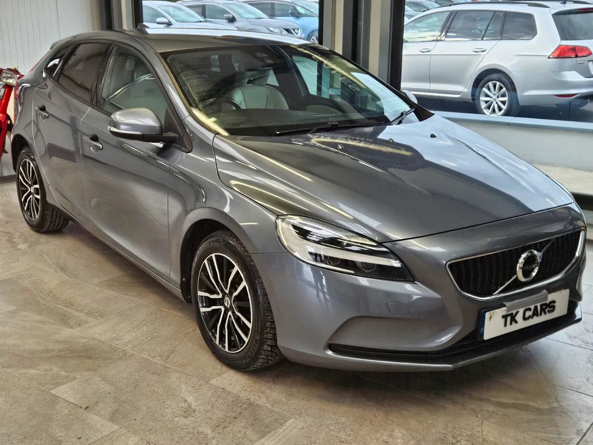 18 VOLVO V40 MOMENTUM D2 - Image 1