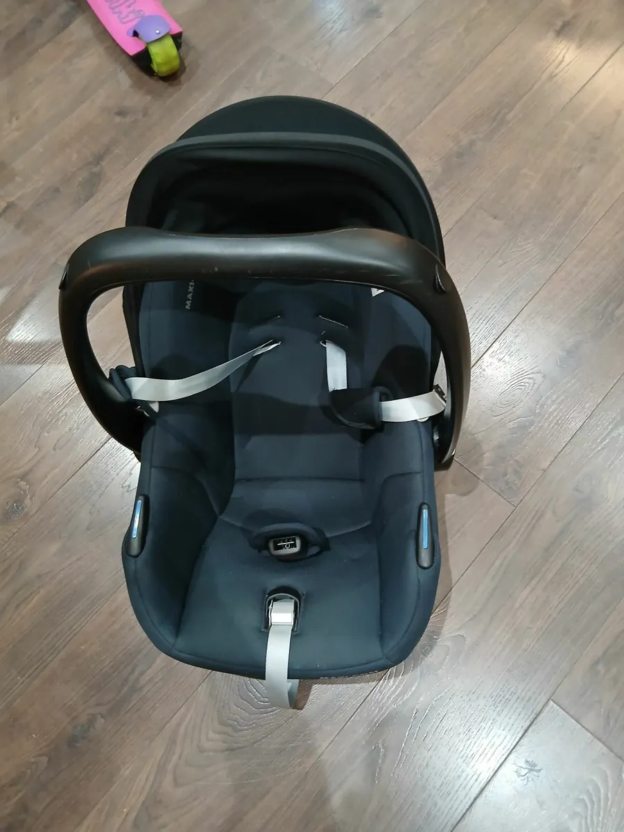 Maxi Cosi infant car seat with two bases - Image 1