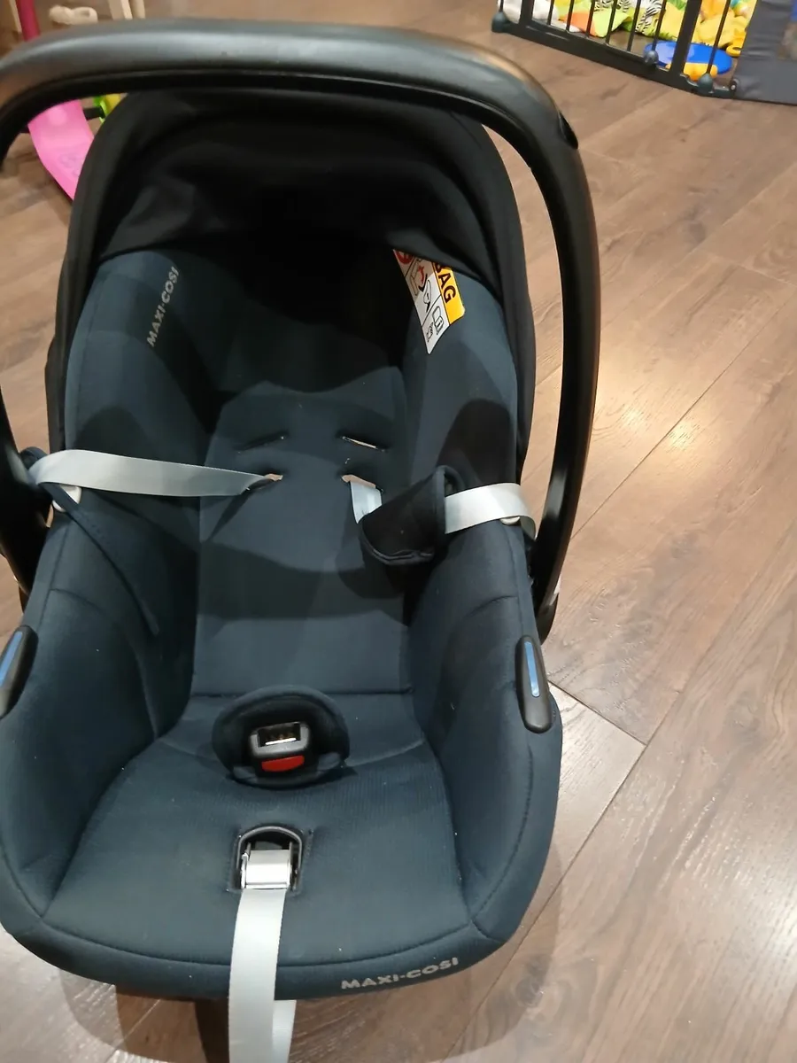 Maxi Cosi infant car seat with two bases - Image 2