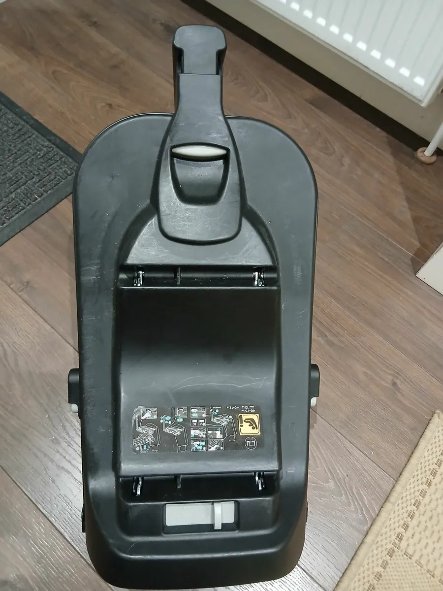 Maxi Cosi infant car seat with two bases - Image 3