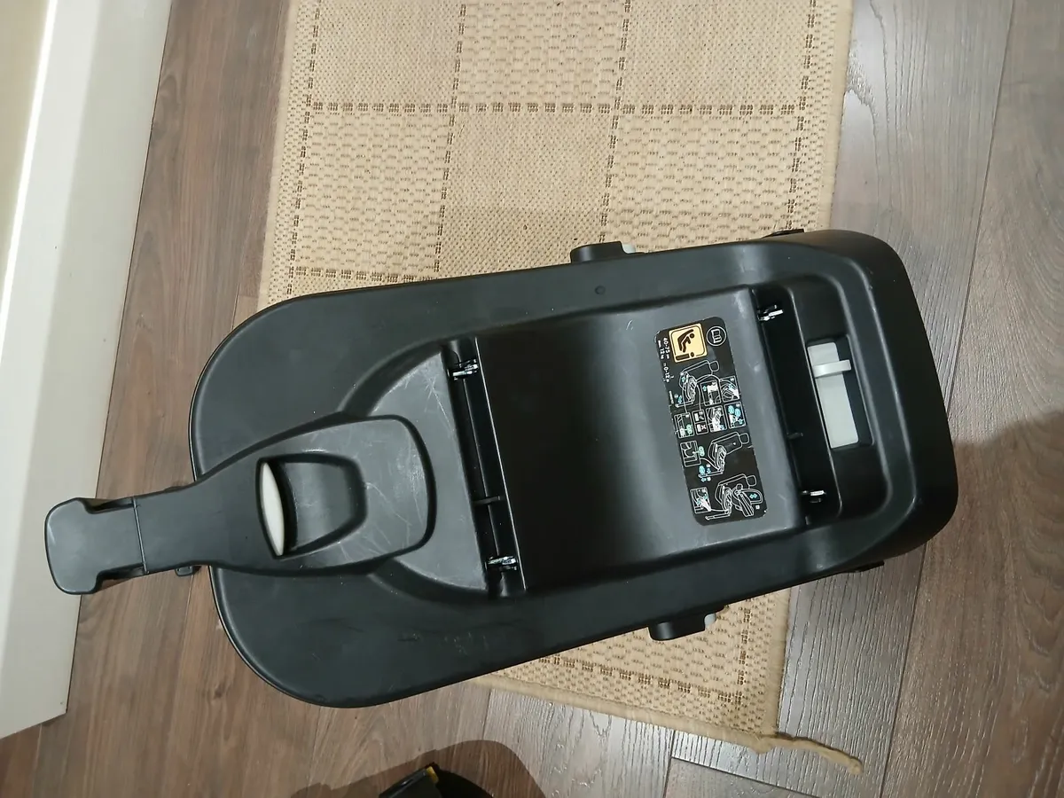 Maxi Cosi infant car seat with two bases - Image 4