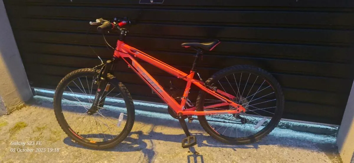 Girls 24inch bike like new - Image 1