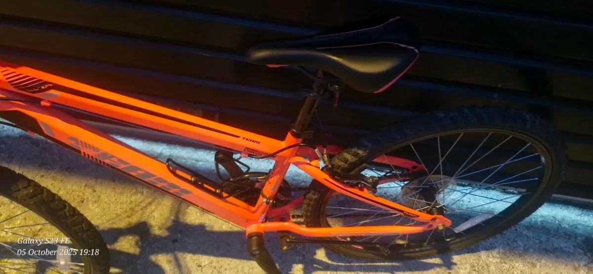 Girls 24inch bike like new - Image 4