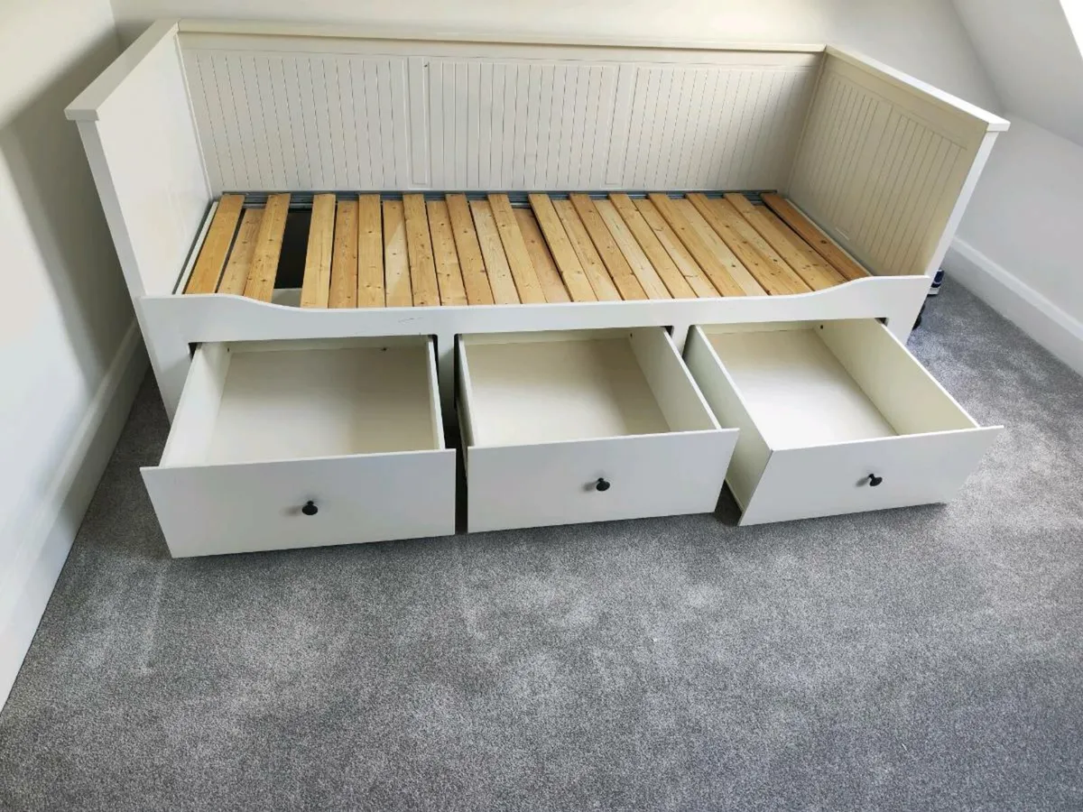 Day Bed - Image 1