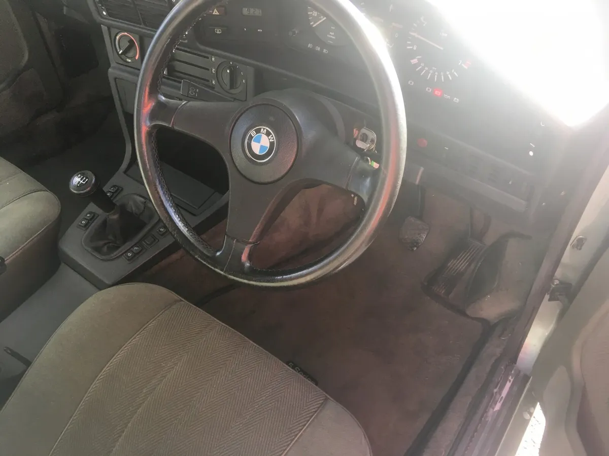 BMW 5-Series 1983 - Image 4