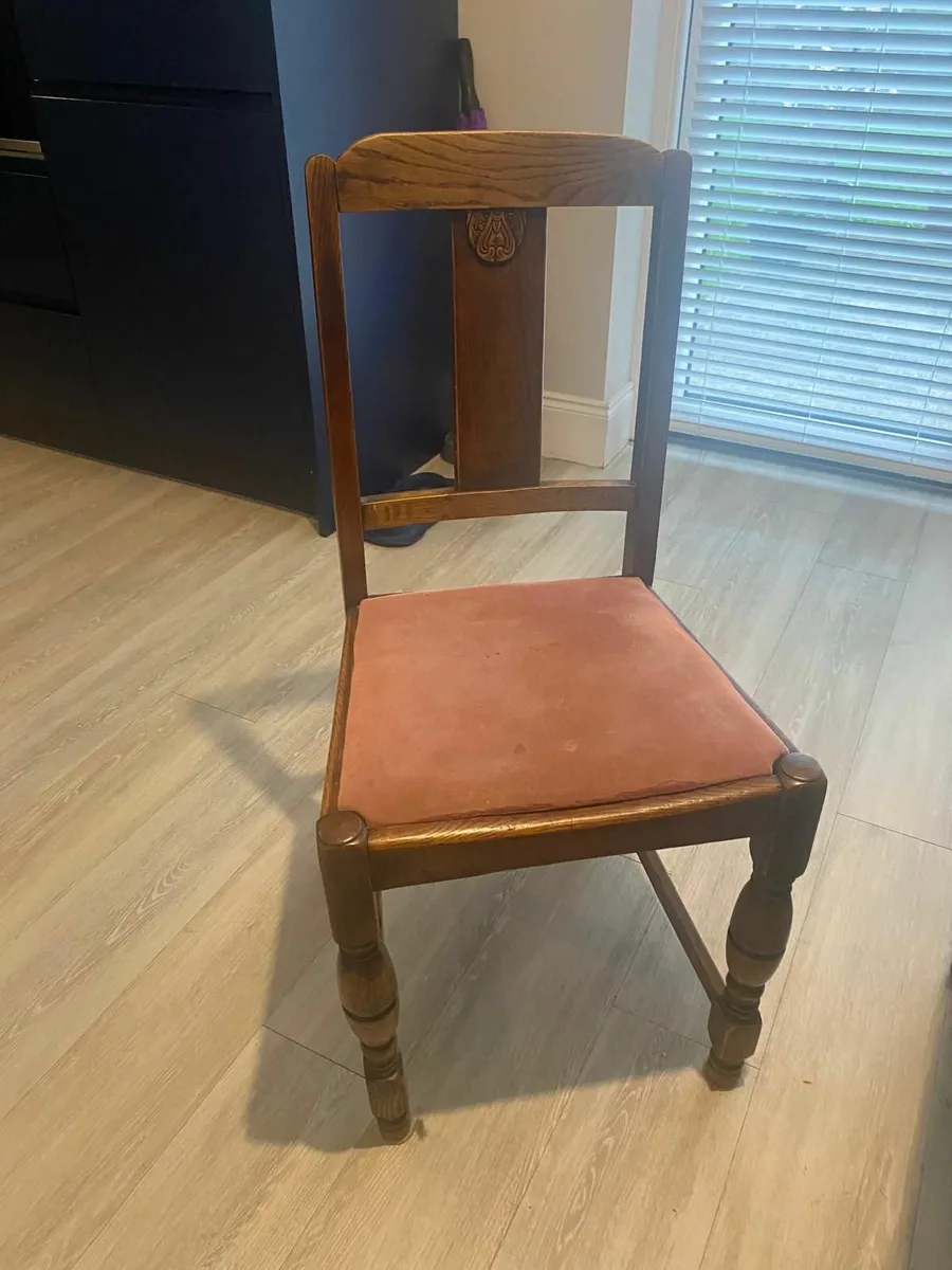 Table and chairs - Image 1
