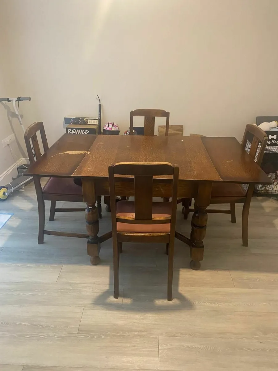 Table and chairs - Image 3
