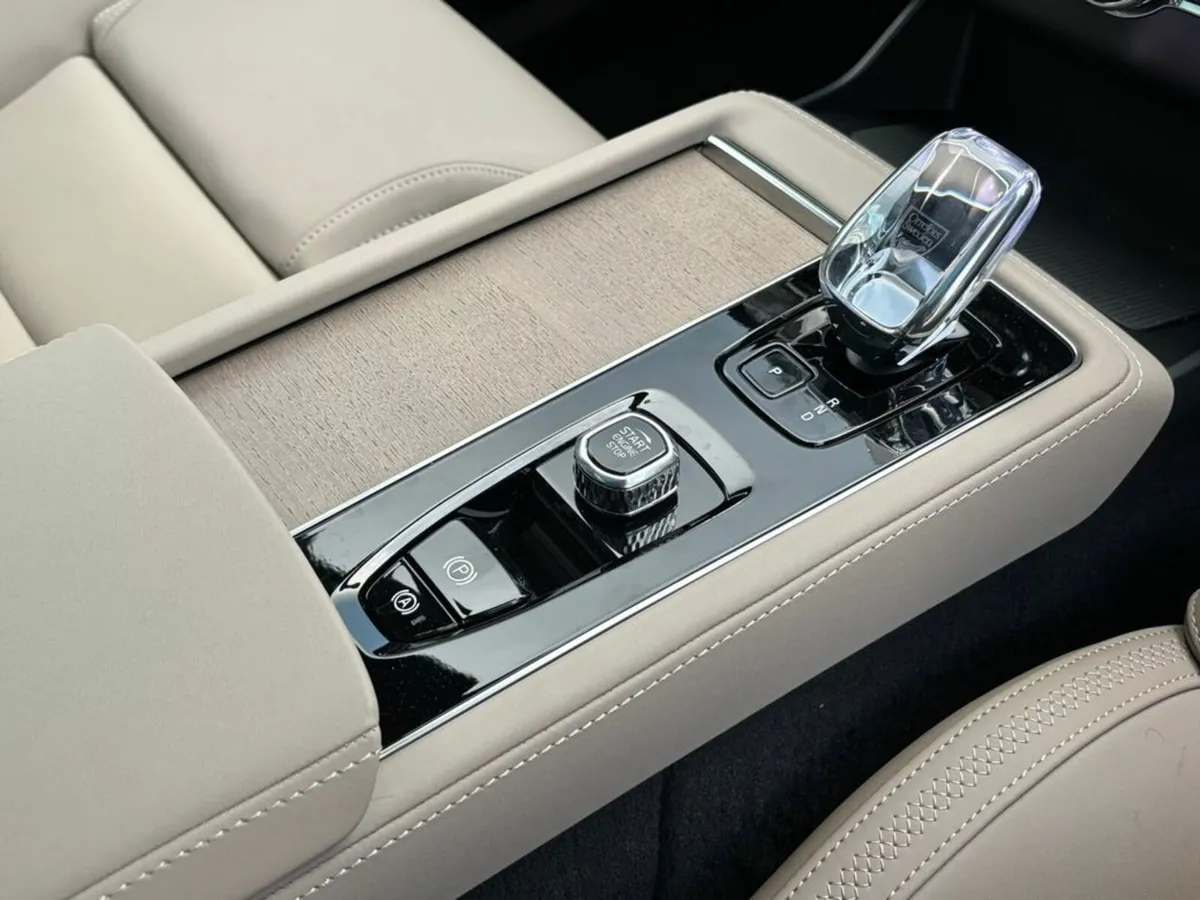 Volvo XC90 T8 PLUS, BLONDE LEATHER, NEW MODEL - Image 3