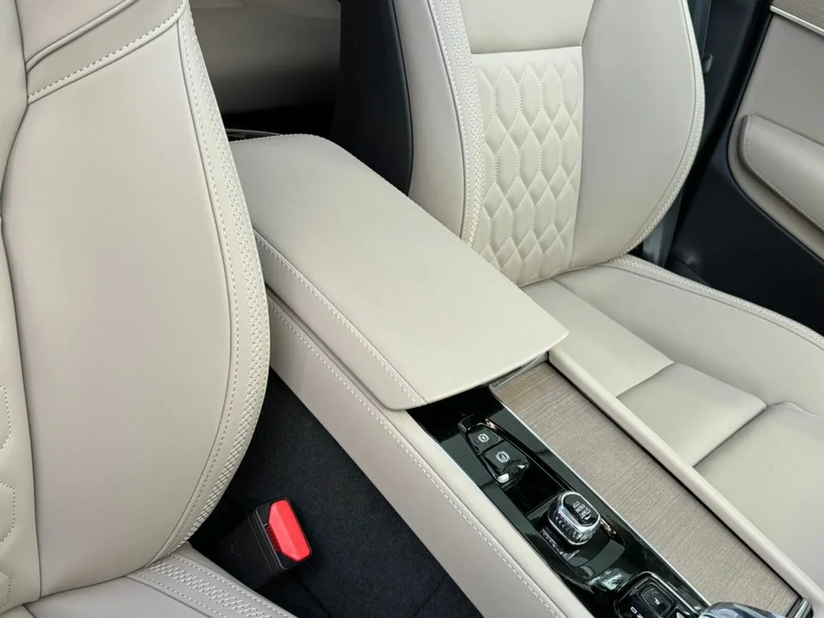 Volvo XC90 T8 PLUS, BLONDE LEATHER, NEW MODEL - Image 4