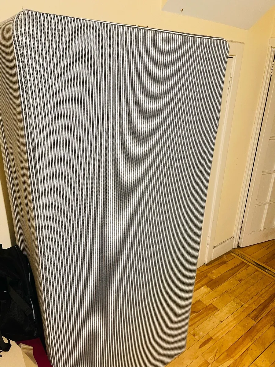 Single bed with mattress and cover - Image 3