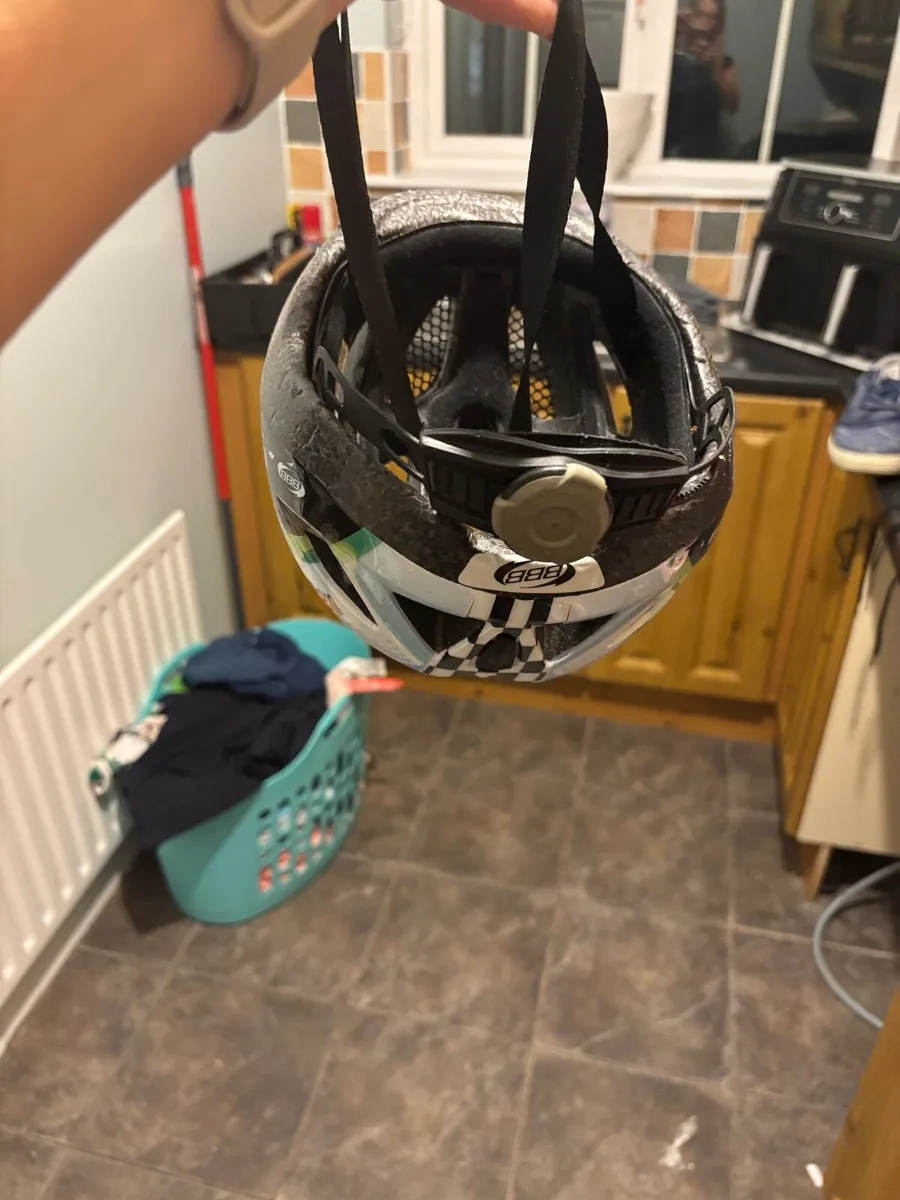 Bicycling helmet - Image 3