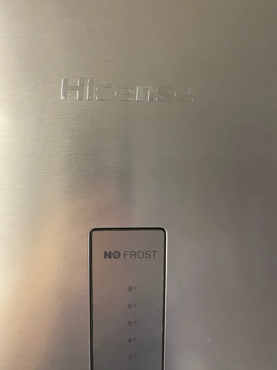 Hisense 50/50 Fridge freezer - Image 2