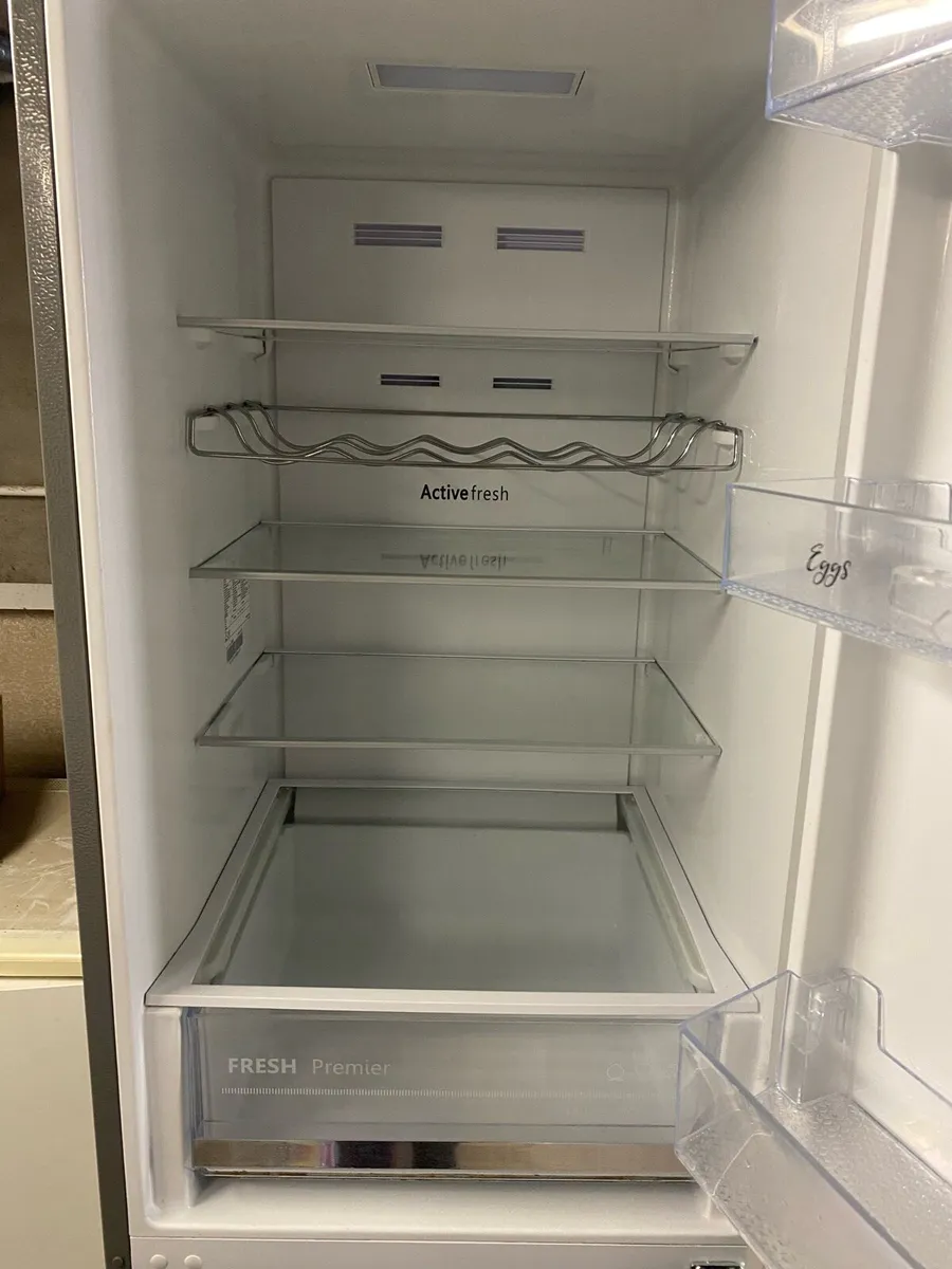 Hisense 50/50 Fridge freezer - Image 3