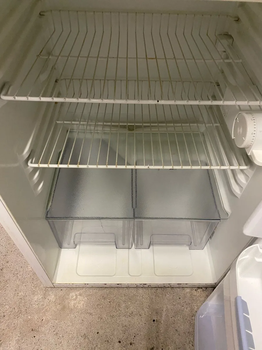 Whirlpool undercounter fridge - Image 2