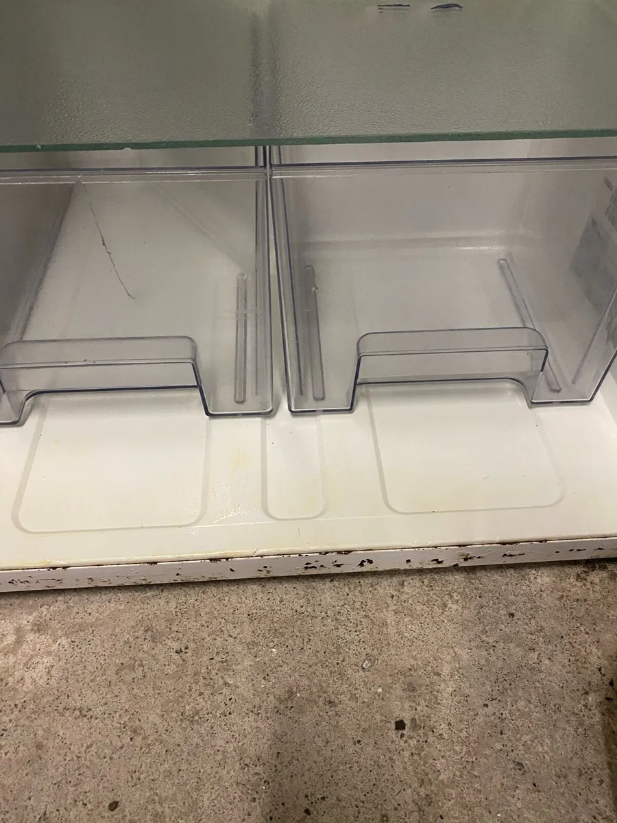 Whirlpool undercounter fridge - Image 4