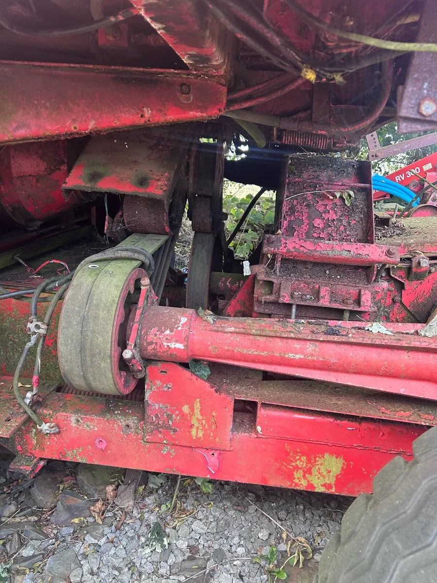 Hesston 7650 harvester - Image 2