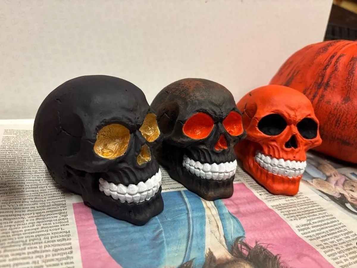 Halloween Garden Ornaments Skulls - Image 4
