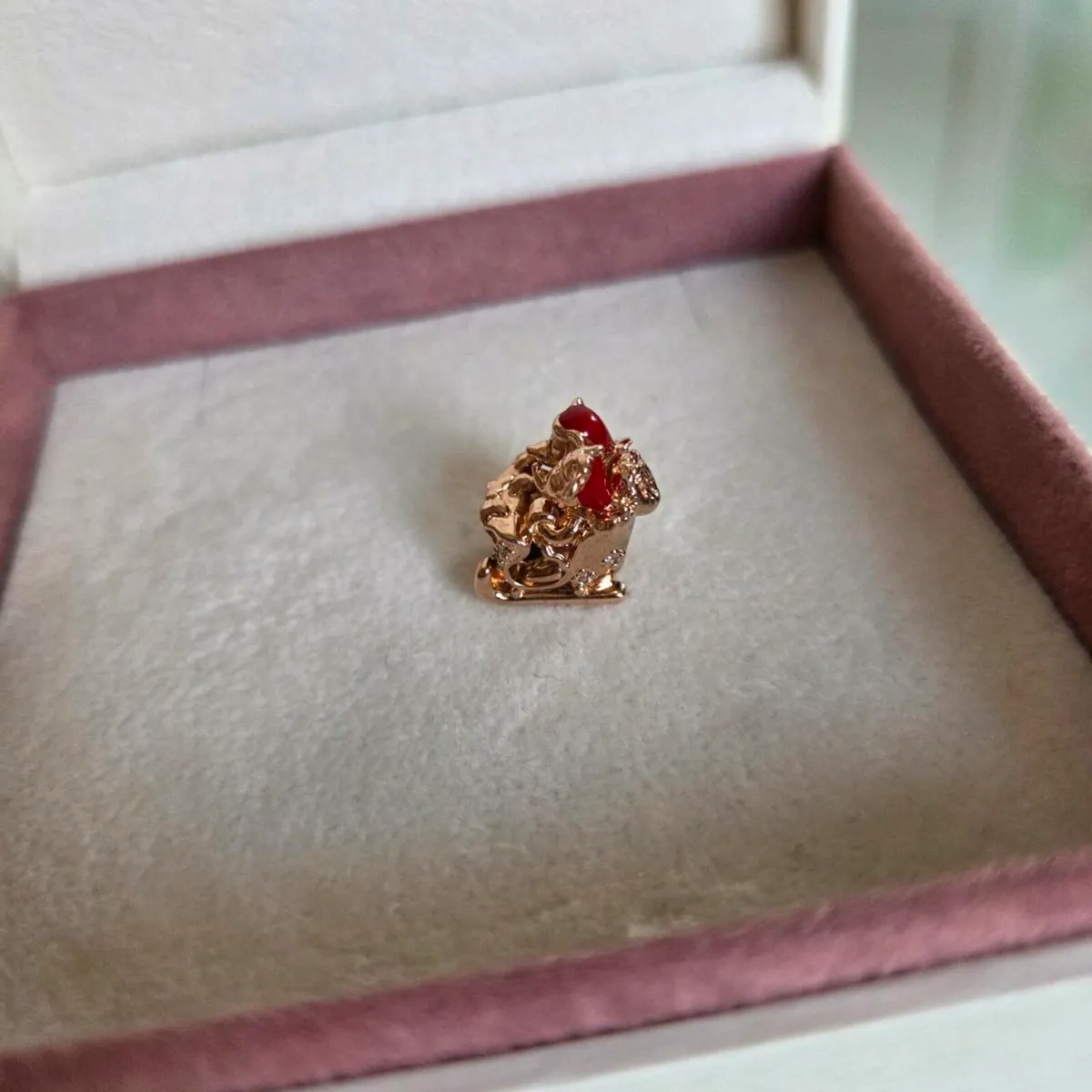 Pandora rose gold minnie& mickey Christmas sleigh - Image 3