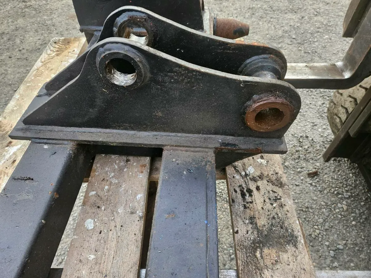 Quick hitch  for 860  or 750  fermec - Image 4