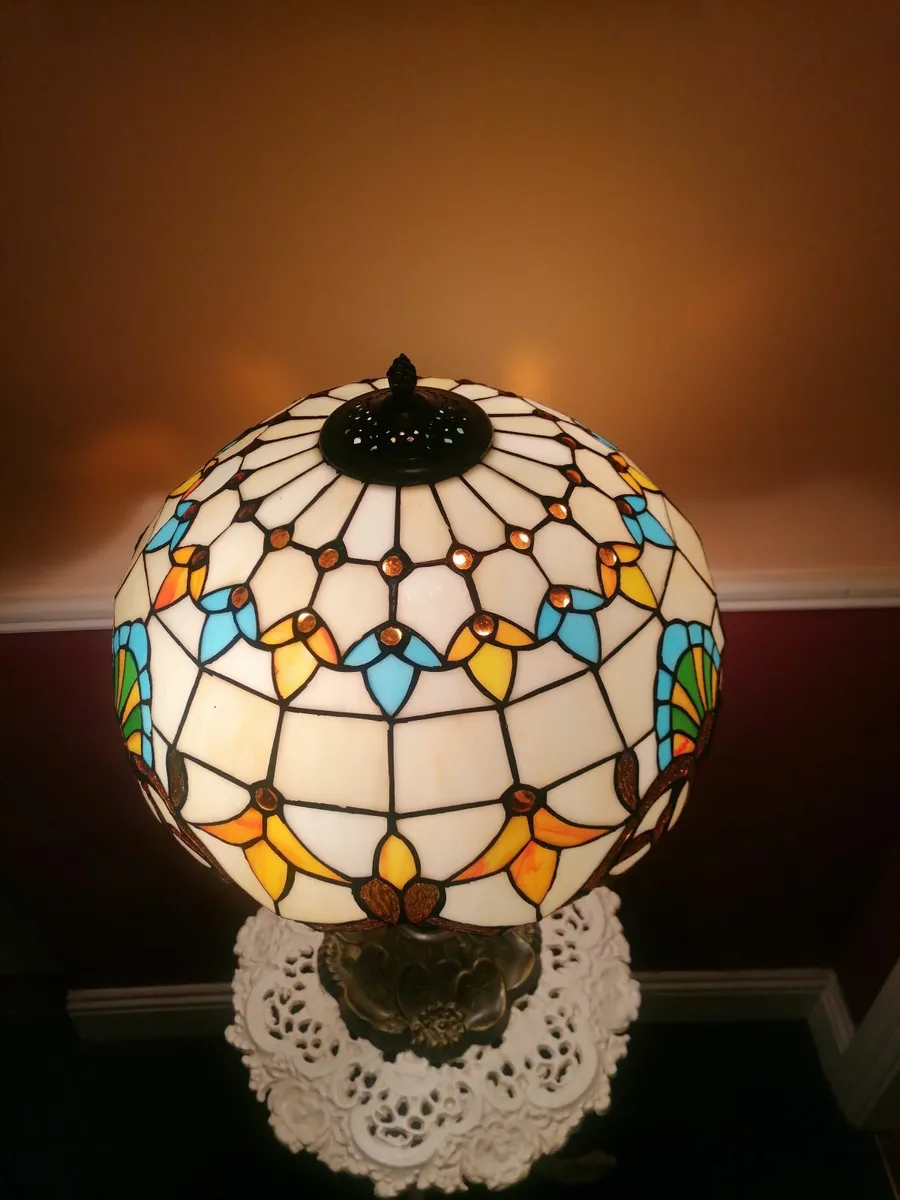 Large Tiffany Table Lamp New In Box Free Delivery - Image 3