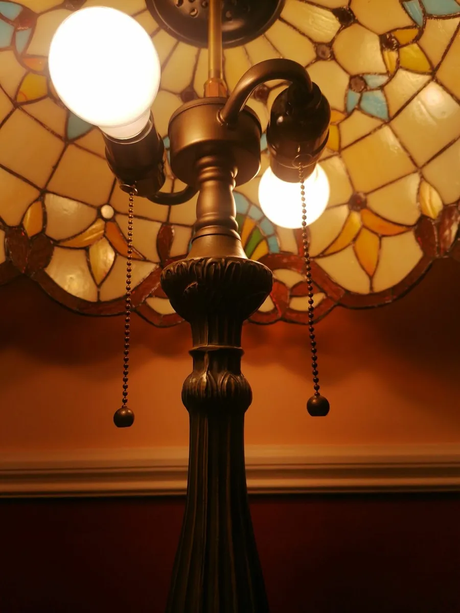 Large Tiffany Table Lamp New In Box Free Delivery - Image 4
