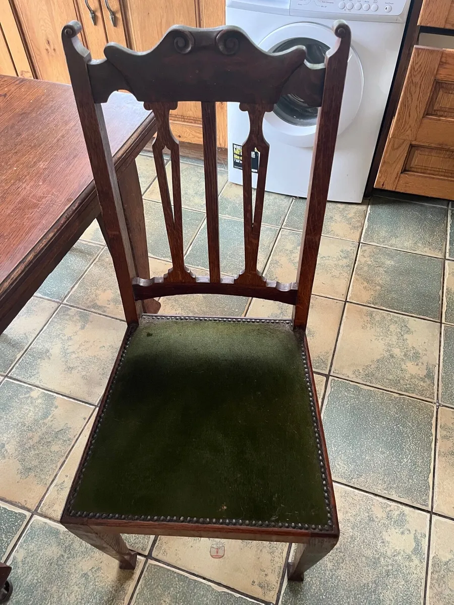 Table and chairs - Image 4