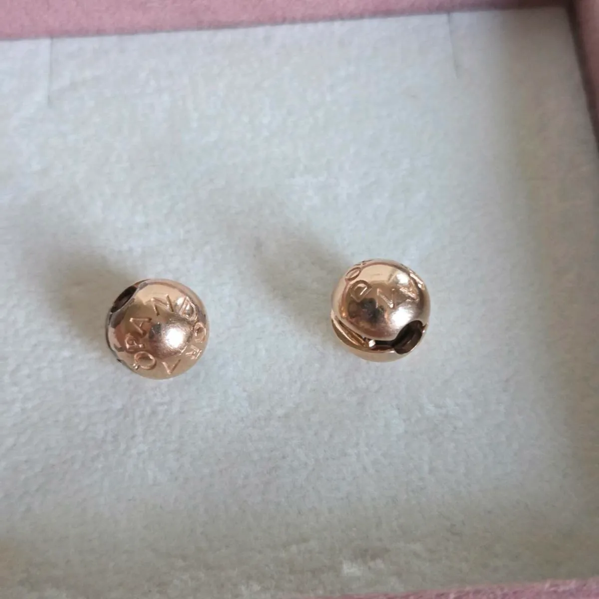 Pandora logo charm clips rose gold - Image 4