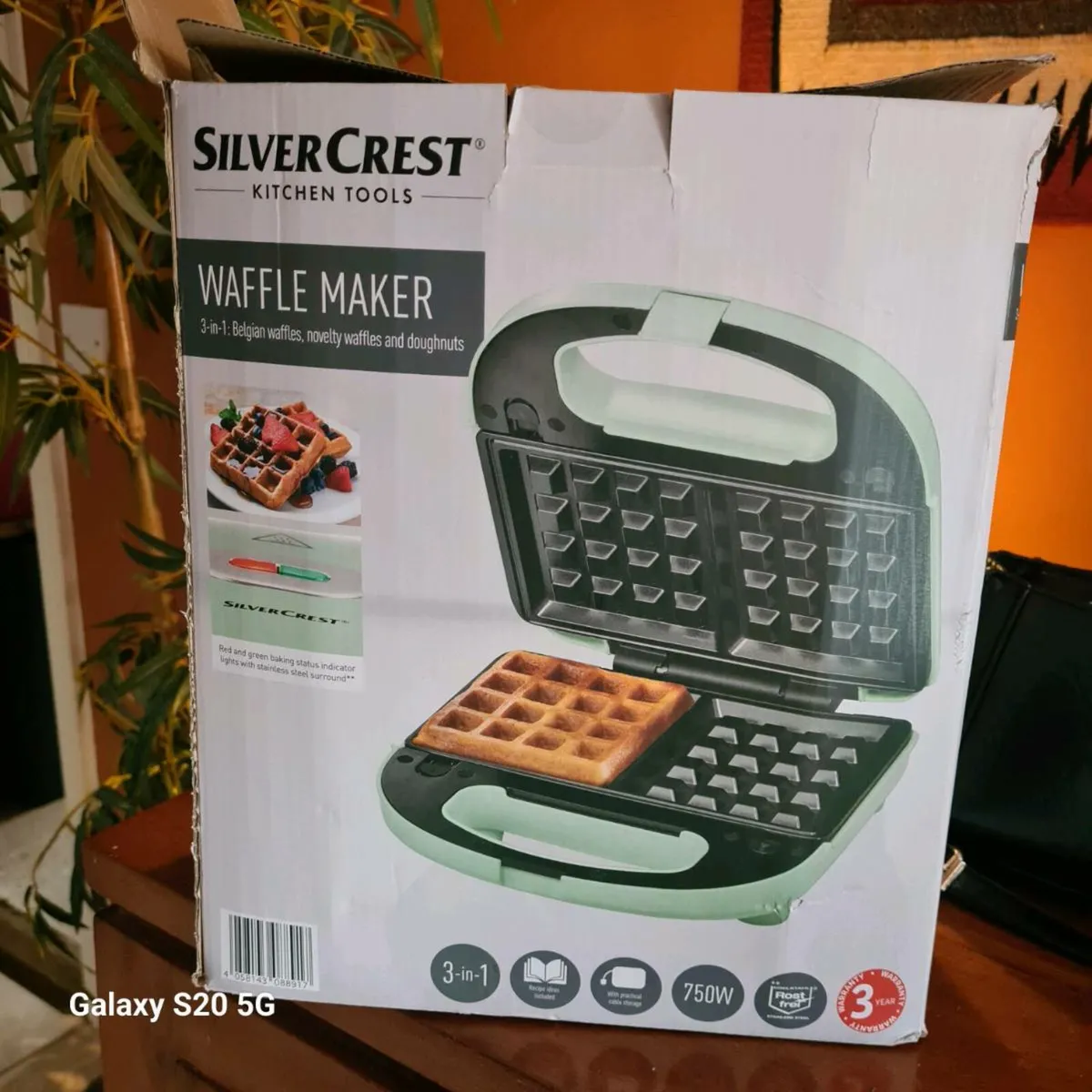 Silver rest waffle maker