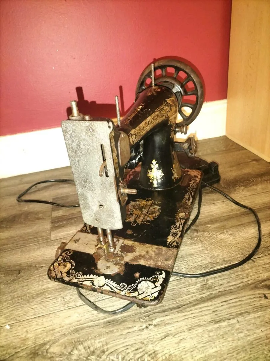 Vintage sewing machine (Singer) - Image 1