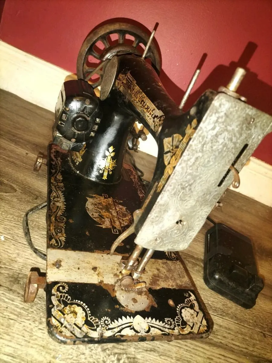 Vintage sewing machine (Singer) - Image 3