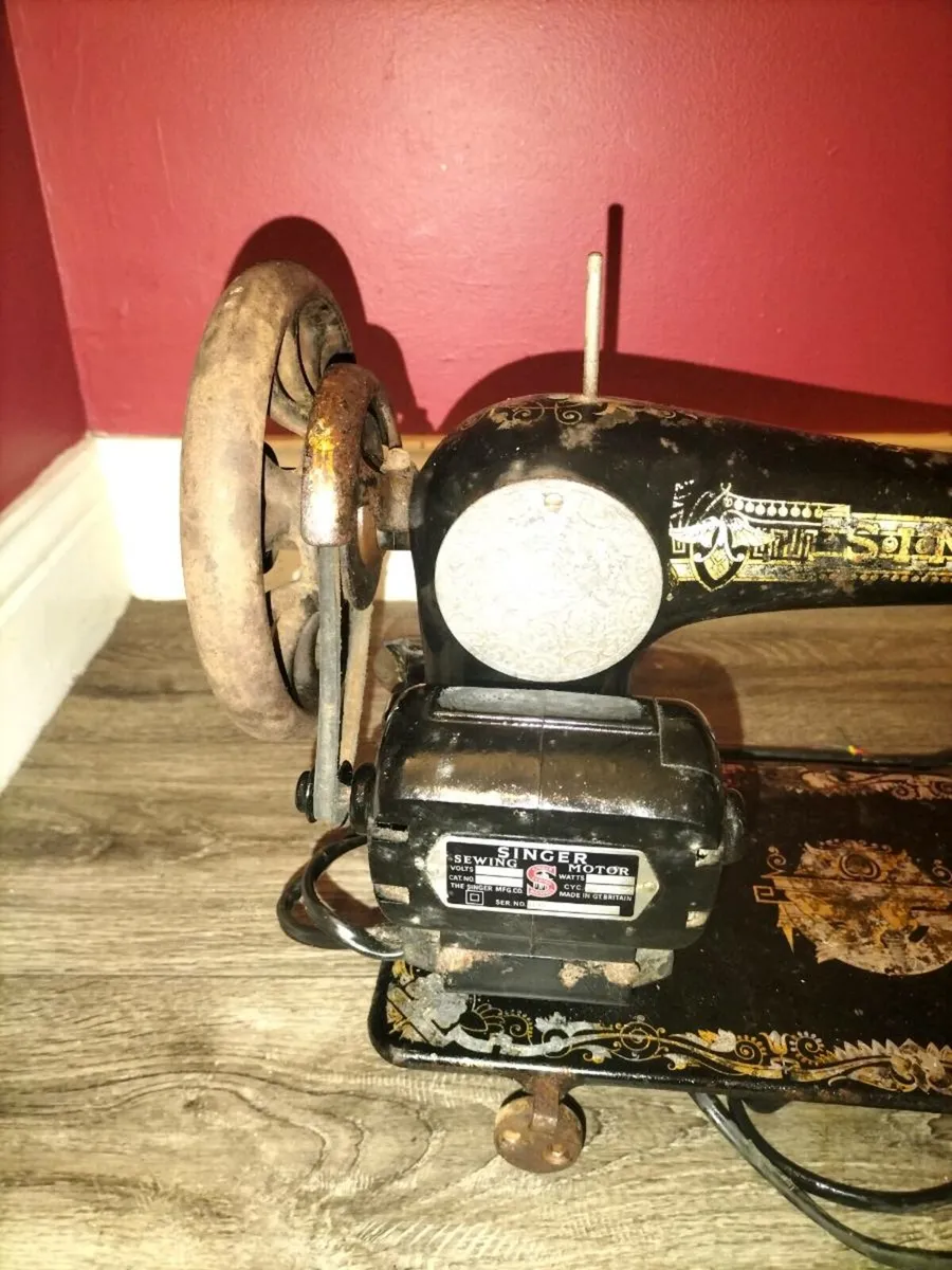 Vintage sewing machine (Singer) - Image 4