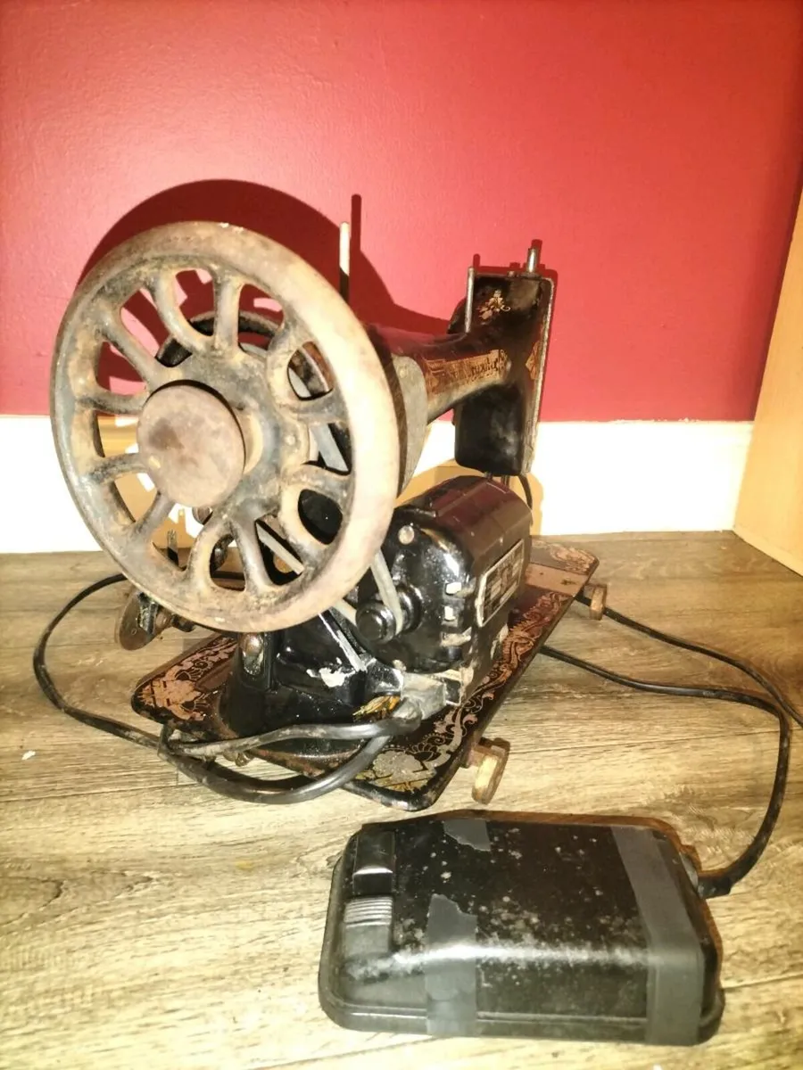 Vintage sewing machine( Singer) - Image 3