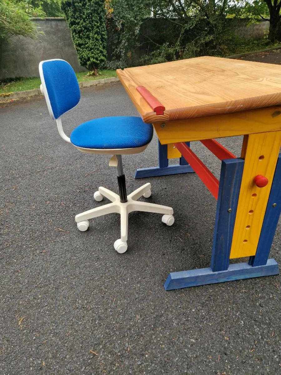 Student desk and chair. - Image 1
