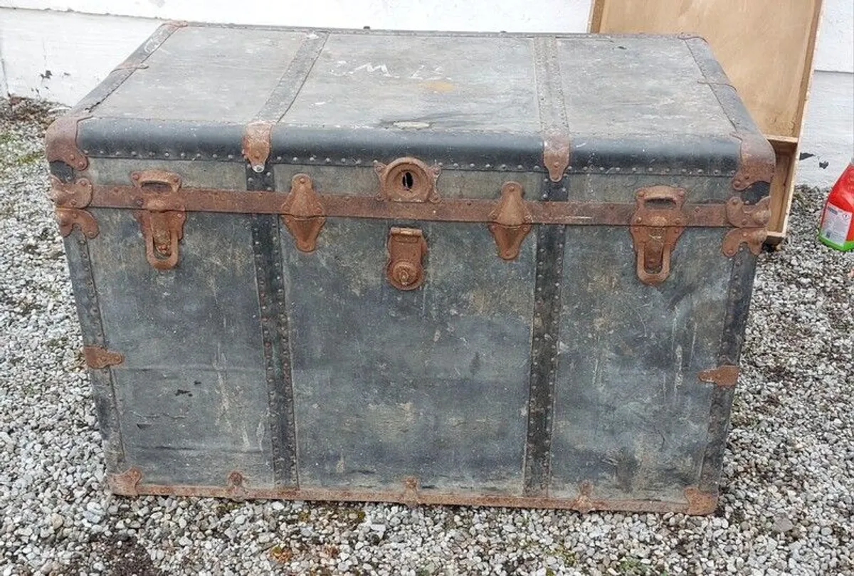 Large antique travel chest - Image 1