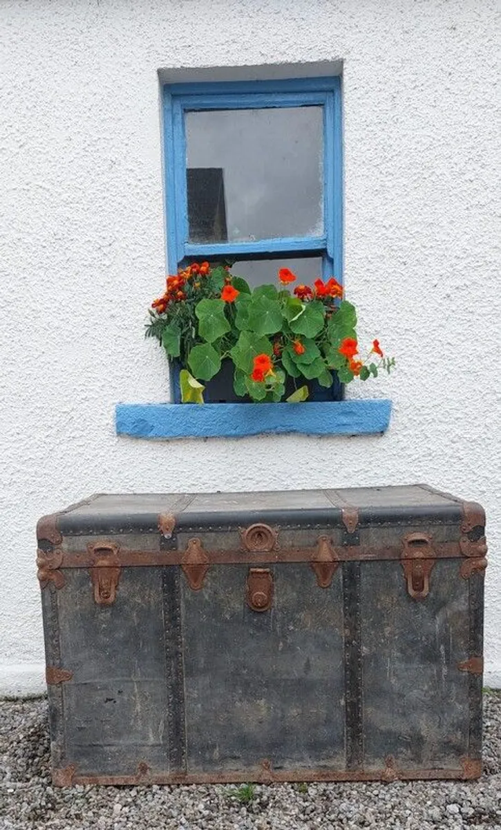 Large antique travel chest - Image 2
