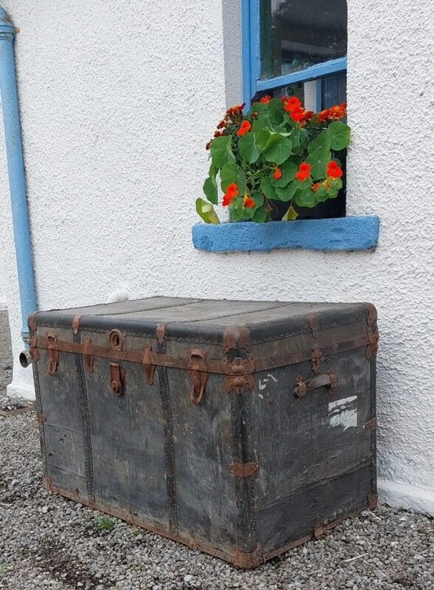 Large antique travel chest - Image 3