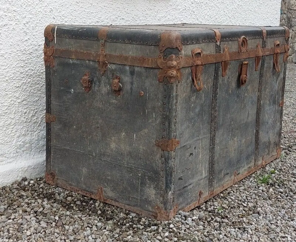Large antique travel chest - Image 4