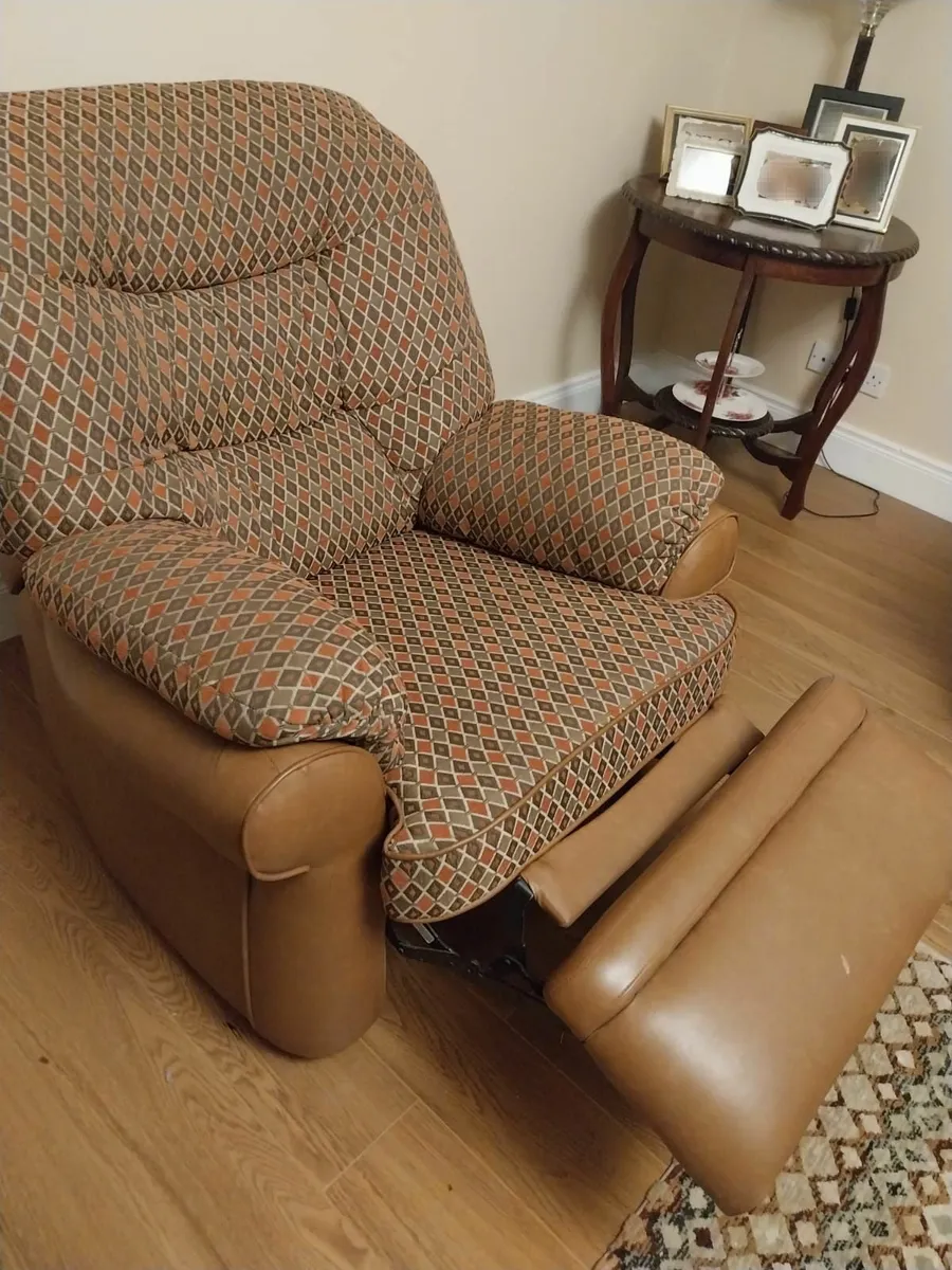 Three piece suite of furniture - Image 3