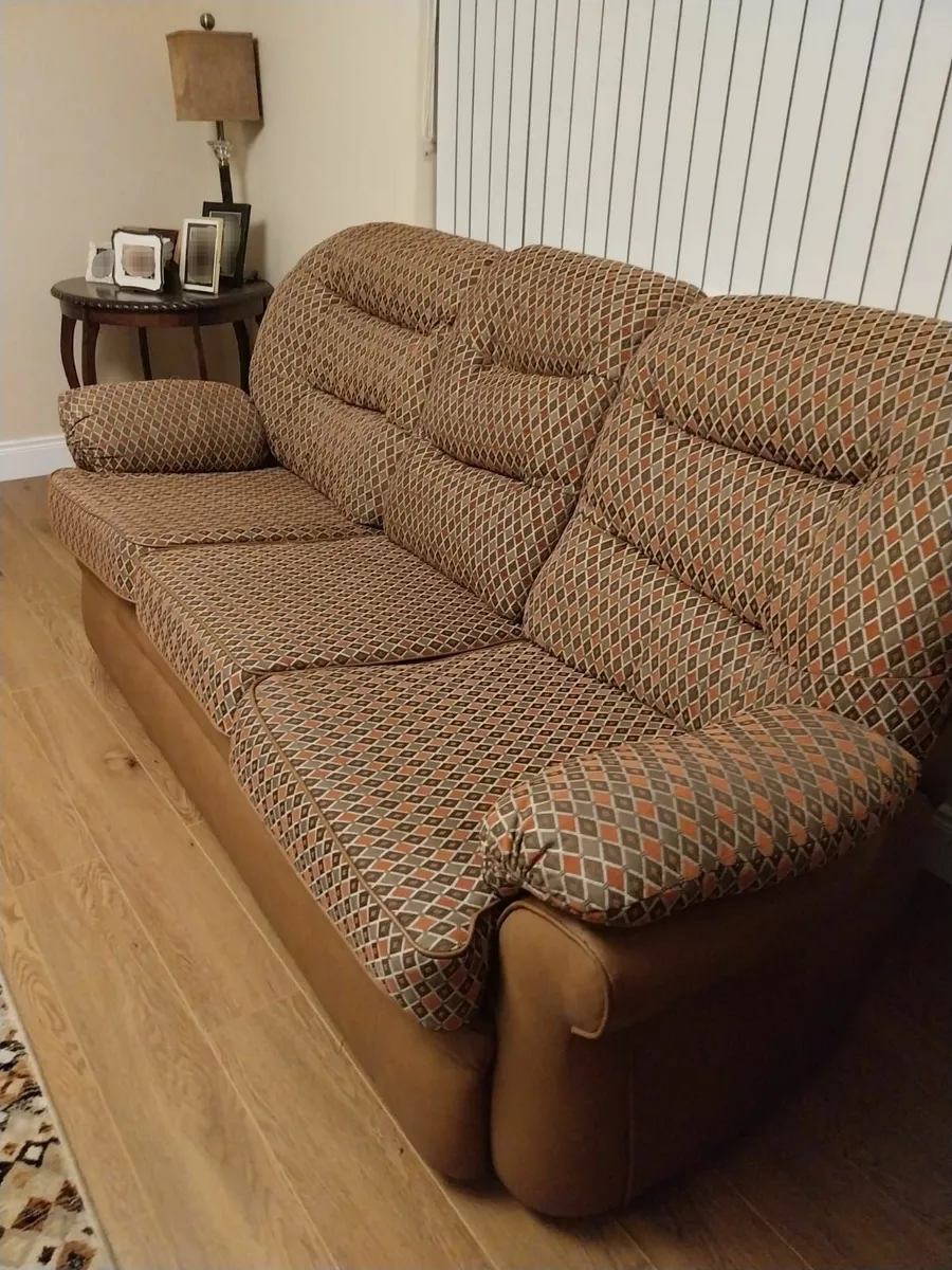 Three piece suite of furniture - Image 4