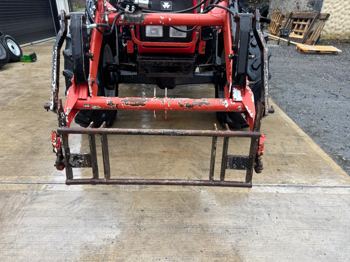 MF Front Loader for sale €1650 - Image 3