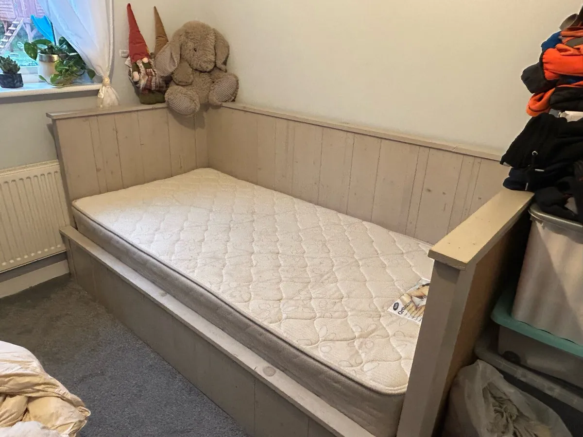 Single bed - Image 1