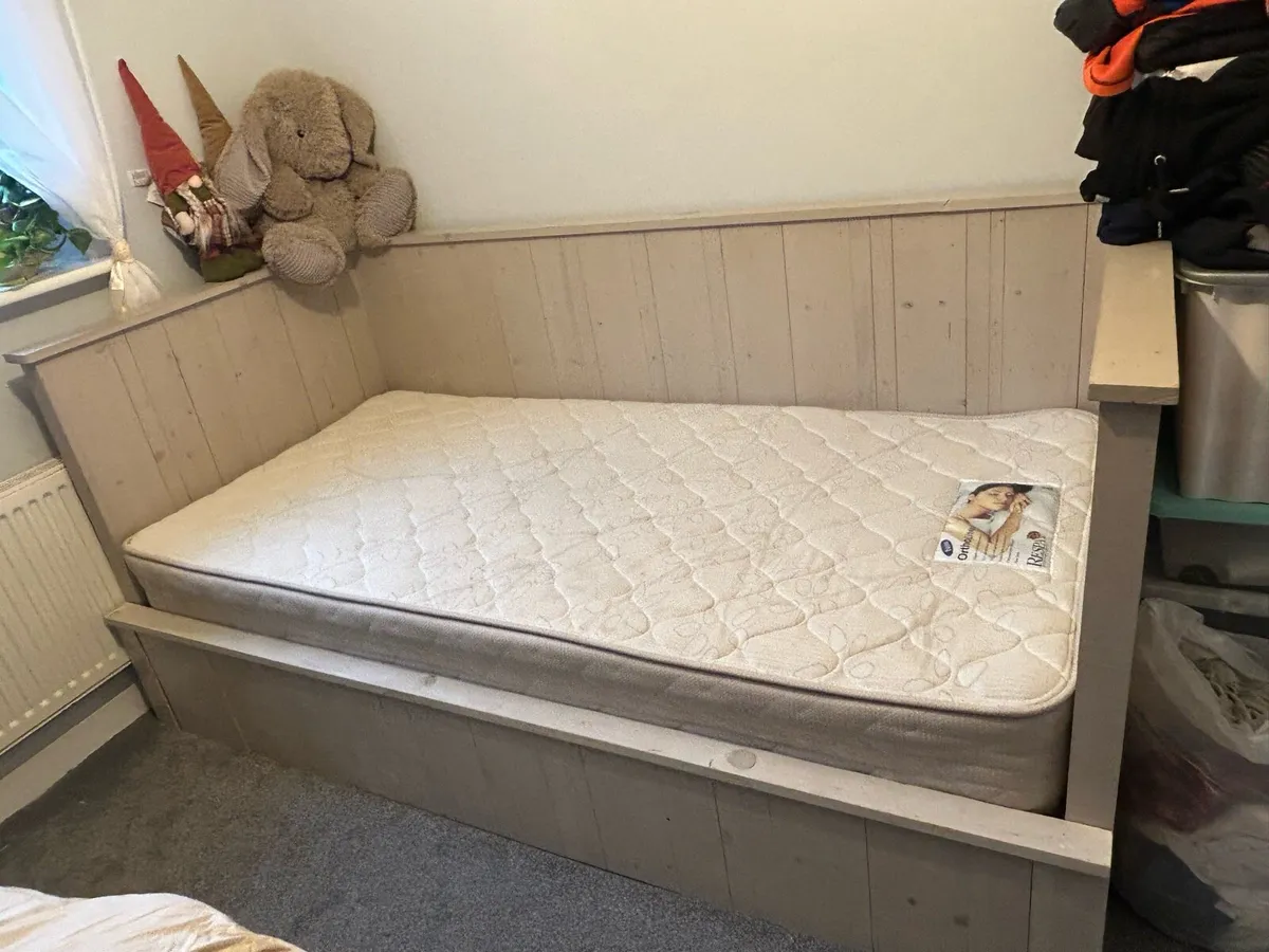 Single bed - Image 2
