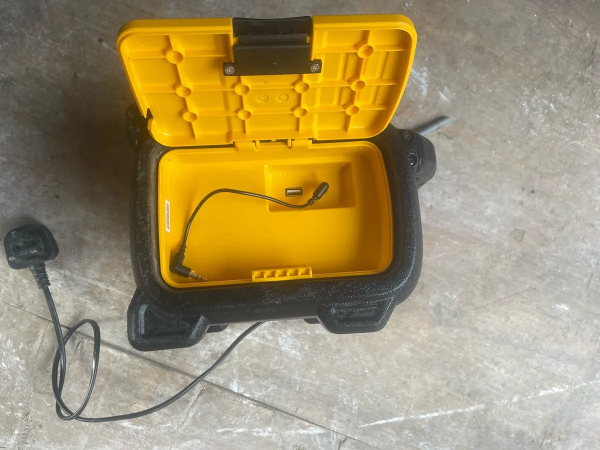 Dewalt radio - Image 2