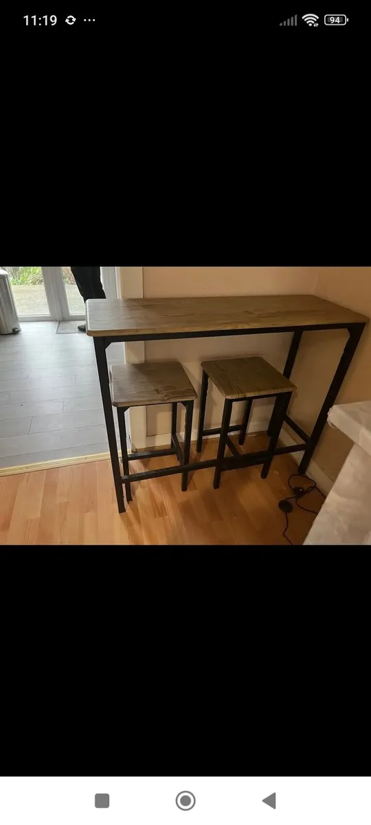 Breakfast bar and stools - Image 1